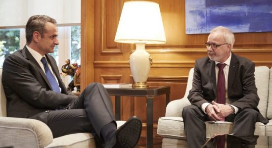 Σε άριστο κλίμα η συνάντηση του Κυριάκου Μητσοτάκη με τον πρόεδρο της ΕΤΕπ Βέρνερ Χόγιερ – Ο διάλογος και οι συμφωνίες