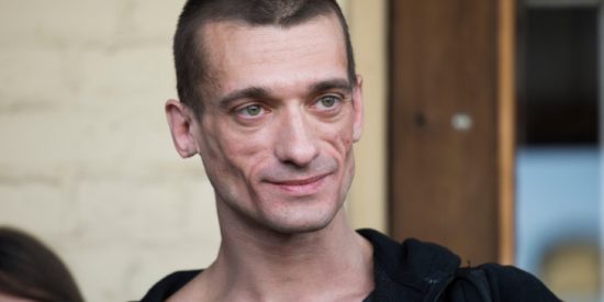 Γαλλία: Συνελήφθη η σύντροφος του ακτιβιστή που έδωσε στη δημοσιότητα το ροζ βίντεο με τον υποψήφιο δήμαρχο Παρισιού