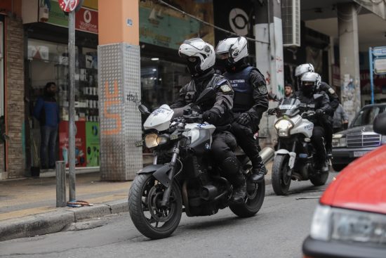 Δέκα συλλήψεις και 96 προσαγωγές σε νέα επιχείρηση της αστυνομίας στην Ομόνοια