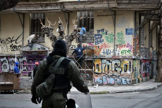 Εξάρχεια: Τέσσερις συλλήψεις σε κτήριο υπό κατάληψη