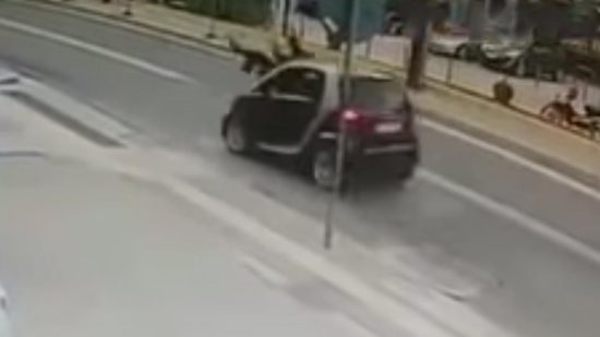 Βίντεο σοκ: Αυτοκίνητο παρέσυρε μητέρα και παιδί στο Ρέθυμνο