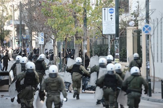 Πετροπόλεμος και χημικά στην ΑΣΟΕΕ μεταξύ ΜΑΤ και αναρχικών – Κλειστή η Πατησίων