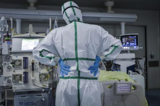 Στον κλοιό του κοροναϊού: Τρόμος στην Ευρώπη, στοίχημα να ανακοπεί η εξάπλωση – Το παλιό φάρμακο που δίνει ελπίδα