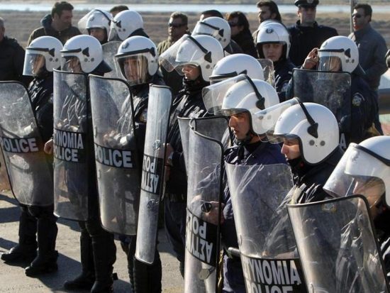 Πέτσας: Αποσύρονται οι δυνάμεις των ΜΑΤ από τη Λέσβο και τη Χίο
