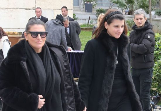 Σε εξέλιξη το λαϊκό προσκύνημα για τον Κώστα Βουτσά – Συντετριμμένες οι κόρες και η σύζυγός του