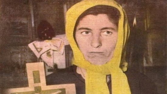 «Αγία Αθανασία του Αιγάλεω»: Η γυναίκα που θησαύρισε εκμεταλλευόμενη την πίστη του κόσμου έφυγε από τη ζωή