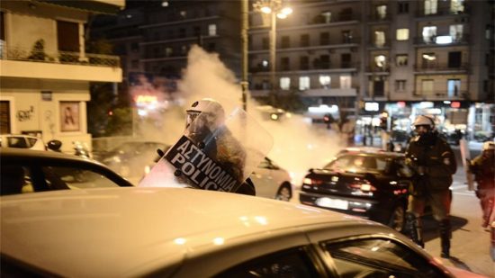 Νέα επεισόδια έξω από την ΑΣΟΕΕ – Κλειστή η Πατησίων (video)