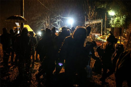 Δύσκολη νύχτα στον Έβρο – Ενισχύονται με επιπλέον 600 στρατιώτες τα σύνορα