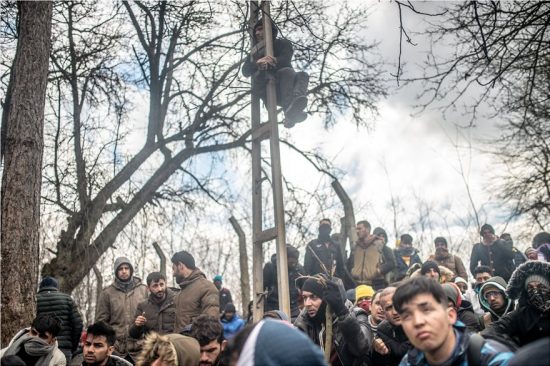 Έφυγαν οι ηγέτες της ΕΕ, ξέσπασαν επεισόδια στις Καστανιές – Τούρκοι ρίχνουν δακρυγόνα προς την ελληνικά πλευρά (video)