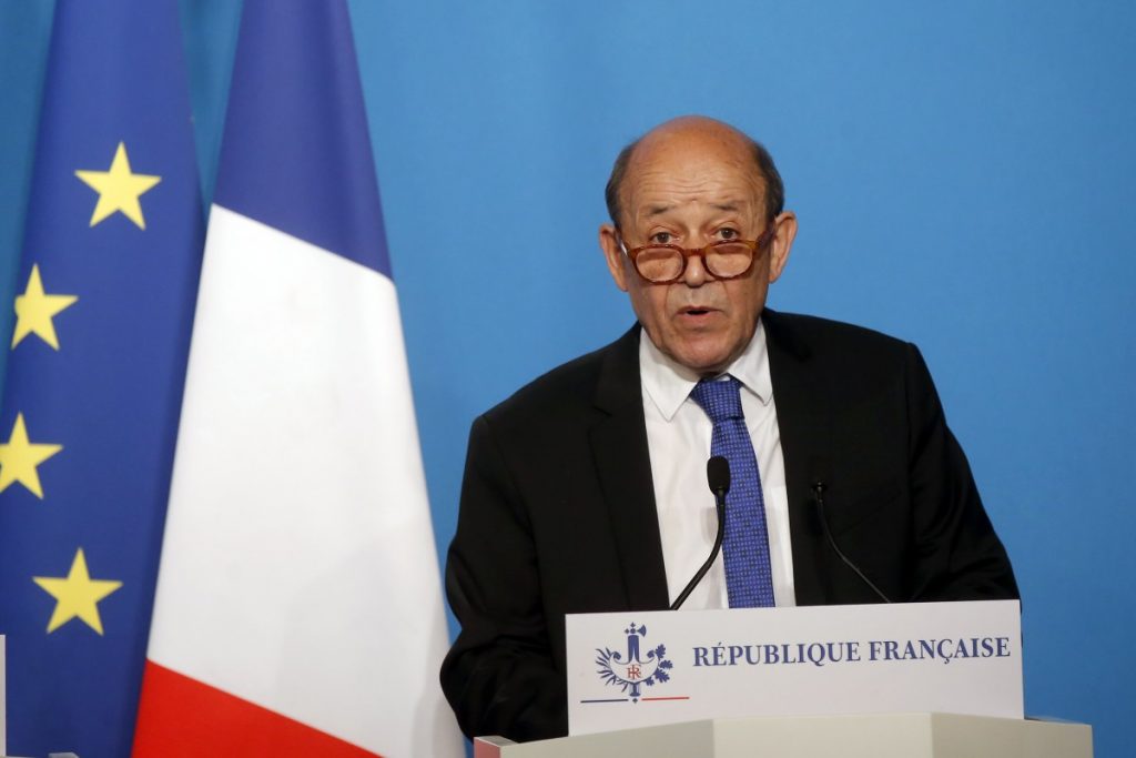 O Ζαν-Ιβ Λε Ντριάν μιλά δίπλα στην σημαία της ΕΕ και της Γαλλίας