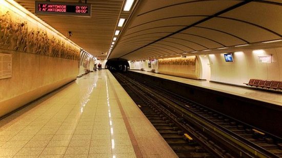 Κουκουλοφόροι βανδάλισαν το μετρό Ακρόπολης: Έγραψαν συνθήματα και έβαψαν τα αντίγραφα αγαλμάτων