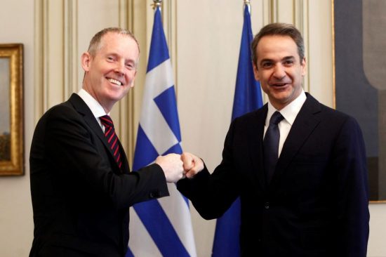 Κορονοϊός: Πώς χαιρέτισε ο Κυριάκος Μητσοτάκης τον αντιπρόεδρο της Ευρωπαϊκής Τράπεζας Επενδύσεων