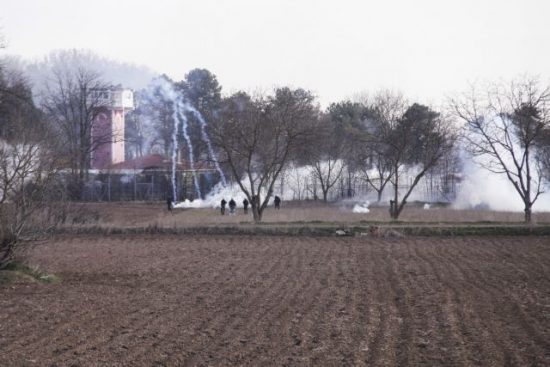 Ένα ακόμη βράδυ έντασης Καστανιές – Με μολότοφ και πετροπόλεμο προσπάθησαν να περάσουν τα ελληνικά σύνορα (video)
