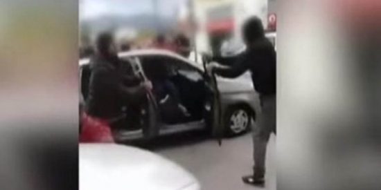 Ντοκουμέντο: Η στιγμή της επίθεσης σε μέλη ΜΚΟ με κλωτσιές στη Λέσβο