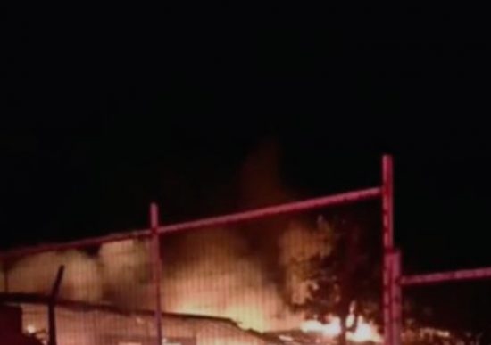Μεγάλη φωτιά σε δομή ΜΚΟ στη Μυτιλήνη (VIDEO)