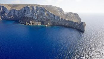 Βαληνάκης – προσφυγικό: Προτείνει το ακατοίκητο νησί Σύρνα για τη φιλοξενία προσφύγων