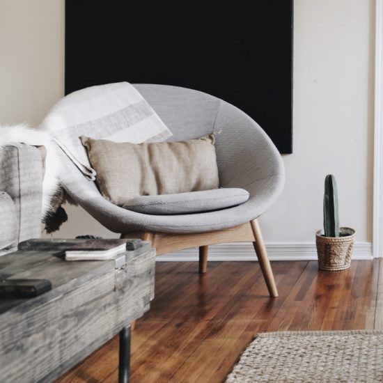 Η black & white αισθητική ισορροπεί το παλιό design με τα μοντέρνα έπιπλα