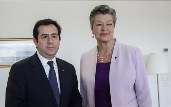 Μηταράκης – Γιόχανσον: Εθελούσια επιστροφή για 5.000 μετανάστες με χρηματοδότηση της ΕΕ