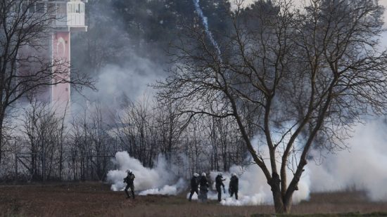 Νέα επεισόδια στον Έβρο: Μετανάστες πετούν πέτρες και δακρυγόνα