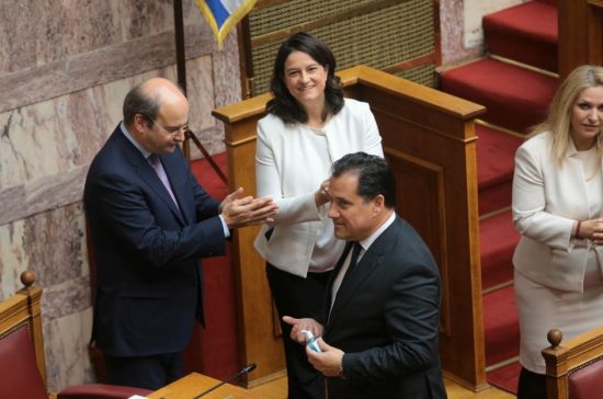 Με γάντια και αντισηπτικά η ορκωμοσία της Προέδρου της Δημοκρατίας, Κ.Σακελλαροπούλου (pics)