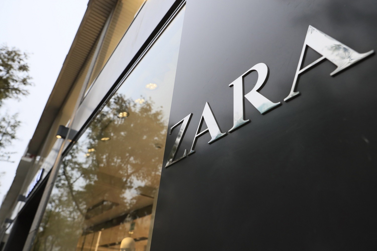 Inditex: Αναστέλλει προσωρινά τη λειτουργία των καταστημάτων της στην Ισπανία