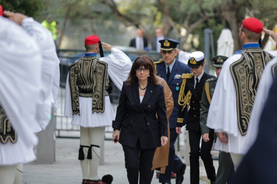 Αικατερίνη Σακελλαροπούλου: Στην έπαρση σημαίας στην Ακρόπολη (pics)