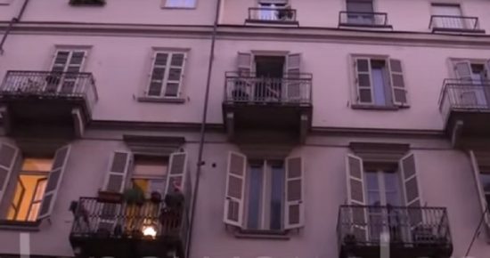 Κορονοϊός: Οι Ιταλοί βγαίνουν απόψε σε μπαλκόνια και παράθυρα για να «λάμψει η χώρα μέσω δορυφόρου»