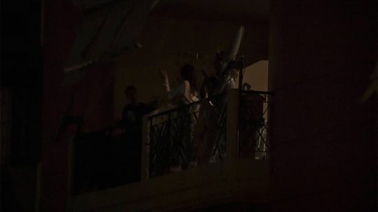 Με ένα συγκινητικό χειροκρότημα οι πολίτες είπαν «ευχαριστώ» στους γιατρούς και νοσηλευτές που μάχονται τον κορονοϊό (video)