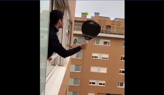Κορονοϊός: Τένις από τα παράθυρα των σπιτιών για προστασία (video)