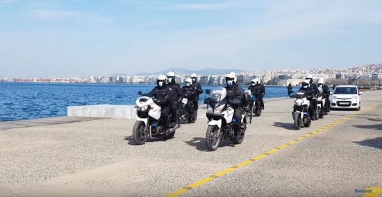 Θεσσαλονίκη: Η αστυνομία φωνάζει στους πολίτες με ντουντούκες «Μείνετε σπίτι σας»