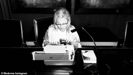 Μαντόνα: Γράφει σε γραφομηχανή «Corona» για την καραντίνα στο Παρίσι