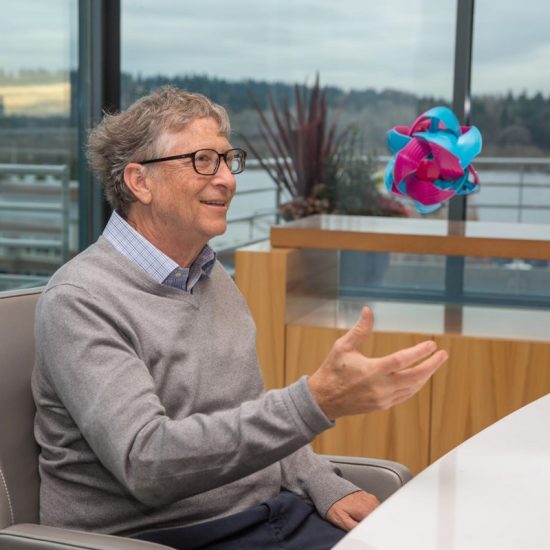 Bill Gates: «Ρωτήστε με ό,τι θέλετε για τον COVID-19»