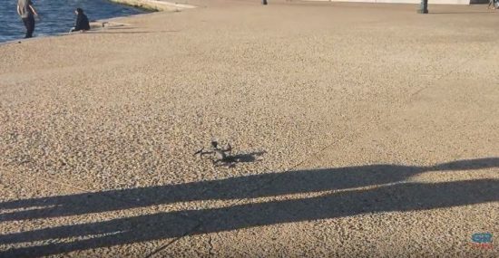 Θεσσαλονίκη: Drone στην παραλία καλεί τον κόσμο να μείνει σπίτι (video)