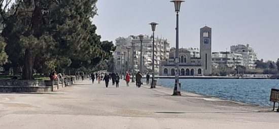 Βόλος: Γεμάτη η παραλία από νέους, τους φώναζαν να φύγουν με ντουντούκες