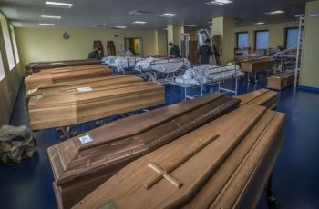 Συγκλονίζει ο Έλληνας γιατρός στην Ιταλία: Αποφασίζουμε ποιος θα ζήσει και ποιος θα πεθάνει
