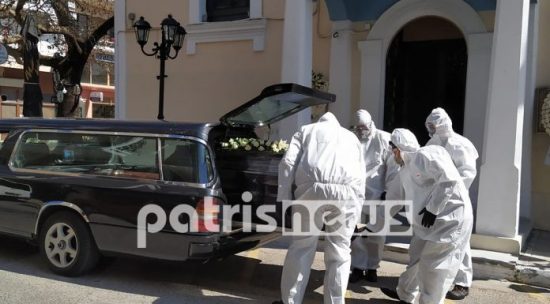 Με ειδικές στολές και μάσκες η κηδεία του Μανώλη Αγιομυργιαννάκη-Πρώτο θύμα του κορονοϊού