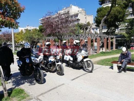 Κορονοϊός: Αστυνομικοί απομακρύνουν ηλικιωμένους από πλατείες (video)