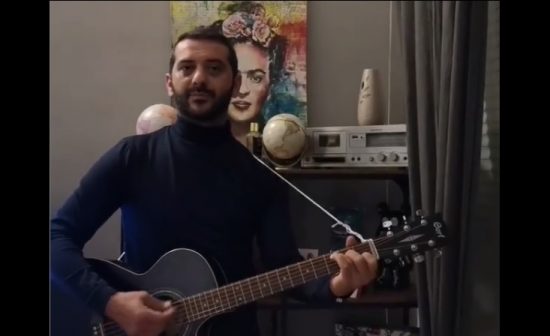 Λεωνίδας Κουτσόπουλος: «Ρε μάνα, παλουκώσου σπίτι, μπας και κάνουμε καλοκαίρι!» (video)