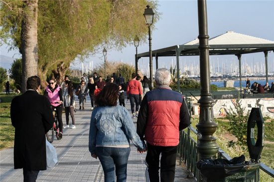 Κορονοϊός: Αψήφησαν και πάλι τα μέτρα και πλημμύρισαν τις παραλίες σε Βάρκιζα, Καβούρι και Ραφήνα