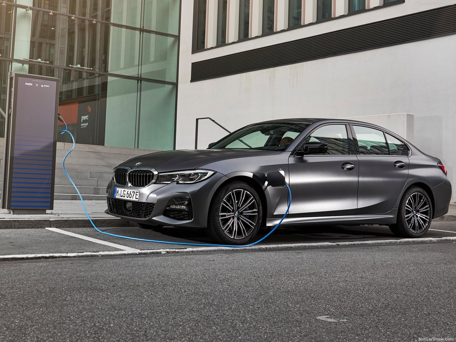Οδηγούμε την BMW 330e: Πάει και δεν καίει! (pics, video + test drive)