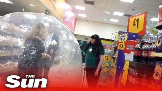 Βρετανία: Βγήκε να ψωνίσει μέσα σε πλαστική μπάλα για να προστατευτεί από τον κορονοϊό (video)