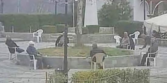 Viral: Αυτοί οι παππούδες έκαναν social distancing στο χωριό εν μέσω κορονοϊού