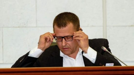 Ουκρανία: Δήμαρχος σκάβει τάφους για να φοβερίσει τους πολίτες και να μείνουν σπίτια τους