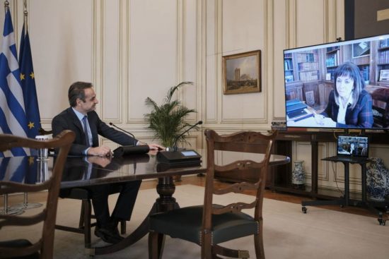 Τηλεδιάσκεψη Μητσοτάκη – Σακελλαροπούλου: Αποκαθίσταται η εμπιστοσύνη στους θεσμούς – Επιμένουμε στα μέτρα αυτοπεριορισμού