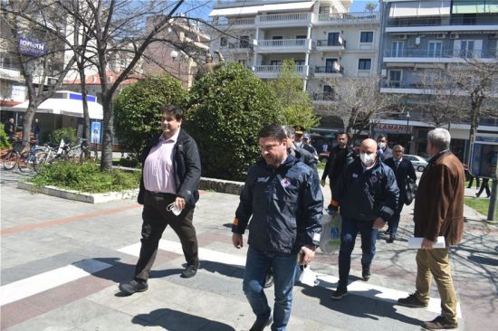 Ολοκληρώθηκε η επίσκεψη Χαρδαλιά και Τσιόδρα στον οικισμό Ρομά στη Λάρισα – Δεν τίθεται θέμα καραντίνας ολόκληρης της πόλης λέει ο δήμαρχος