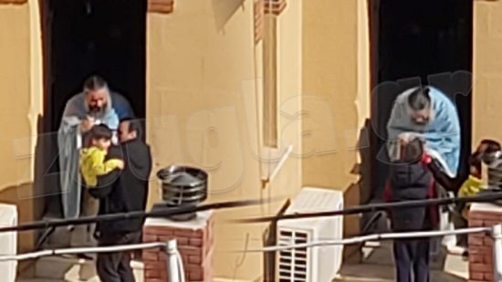 Αμετανόητος ο ιερέας στο Κουκάκι – «Μου χτυπούσαν επιμόνως τη θύρα του ιερού για να κοινωνήσουν»