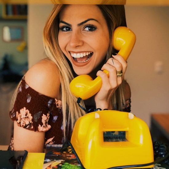 Η ιεραρχία της επικοινωνίας: Πώς επηρεάζει τη φιλία το μέσο που χρησιμοποιούμε