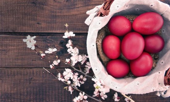 Πώς βάφουμε τα πασχαλινά αυγά – Μυστικά για τέλειο αποτέλεσμα