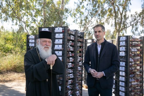 Πάνω από 20.000 πακέτα τροφίμων από τον Δήμο Αθηναίων σε συνεργασία με την Αρχιεπισκοπή Αθηνών (pics)