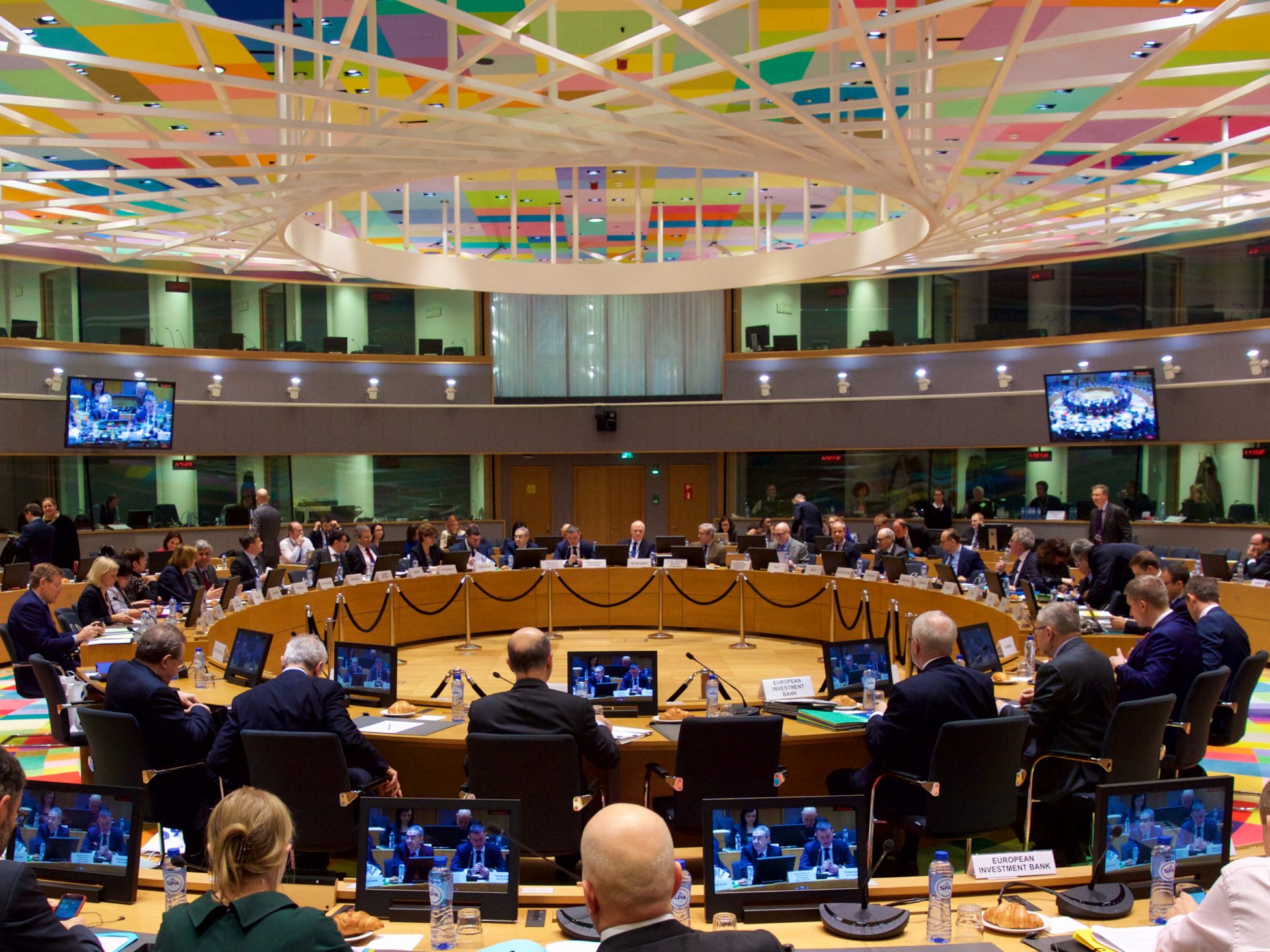 Ecofin προς τράπεζες: Στηρίξτε τα νοικοκυριά και τις επιχειρήσεις που επηρεάσθηκαν από την κρίση